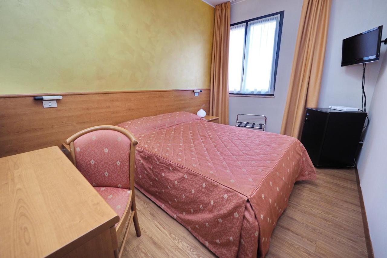 Hotel Versailles Колорно Екстер'єр фото