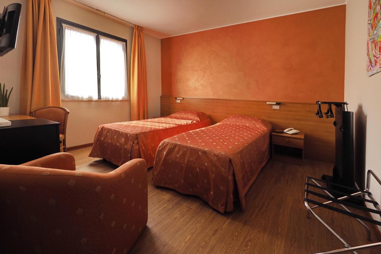 Hotel Versailles Колорно Екстер'єр фото
