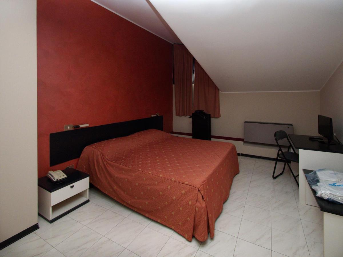 Hotel Versailles Колорно Екстер'єр фото