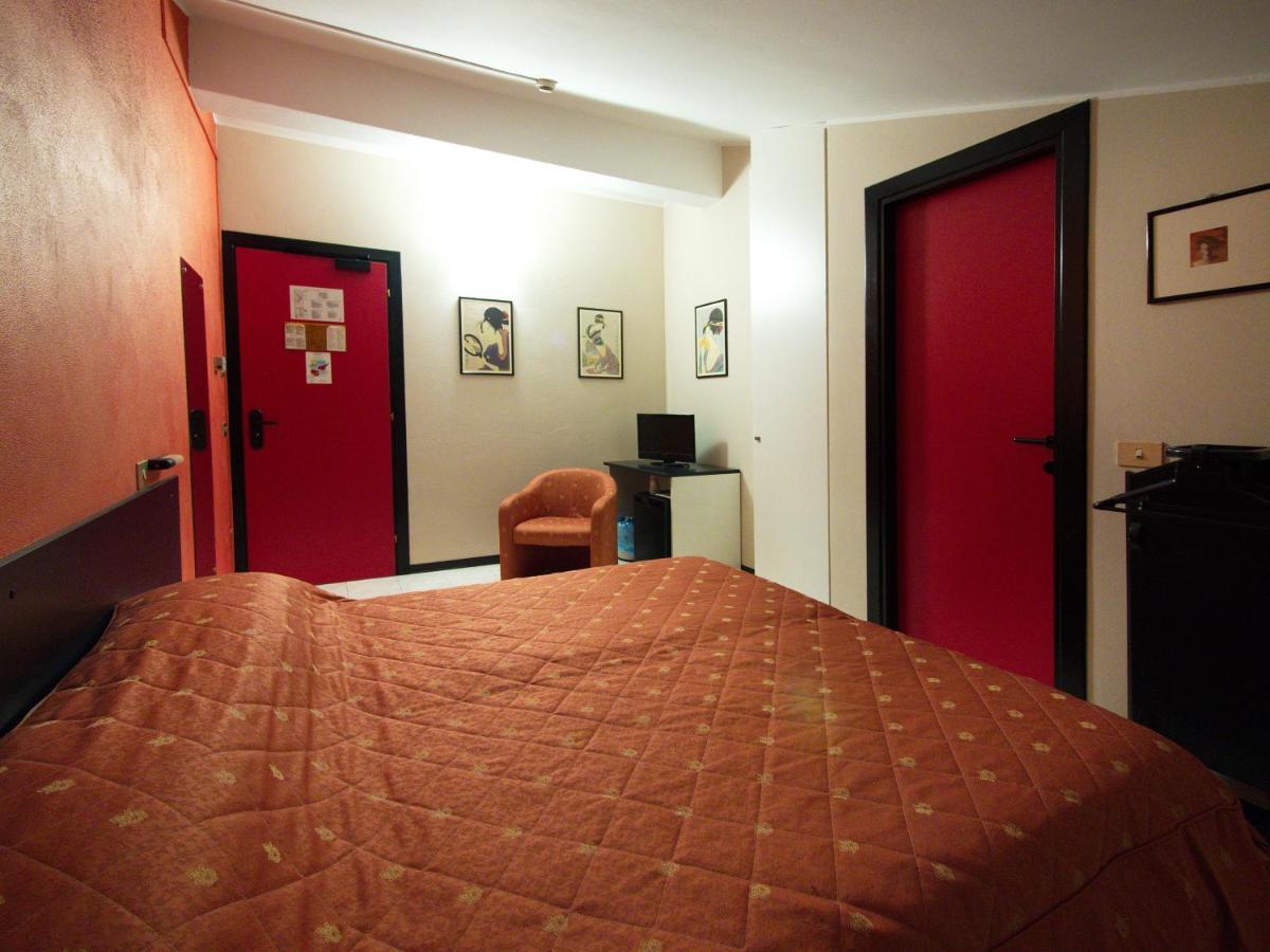 Hotel Versailles Колорно Екстер'єр фото