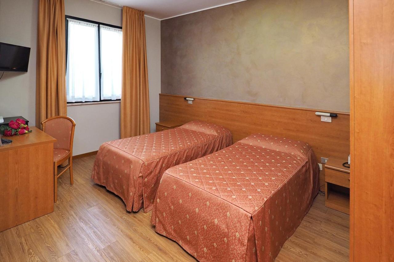 Hotel Versailles Колорно Екстер'єр фото