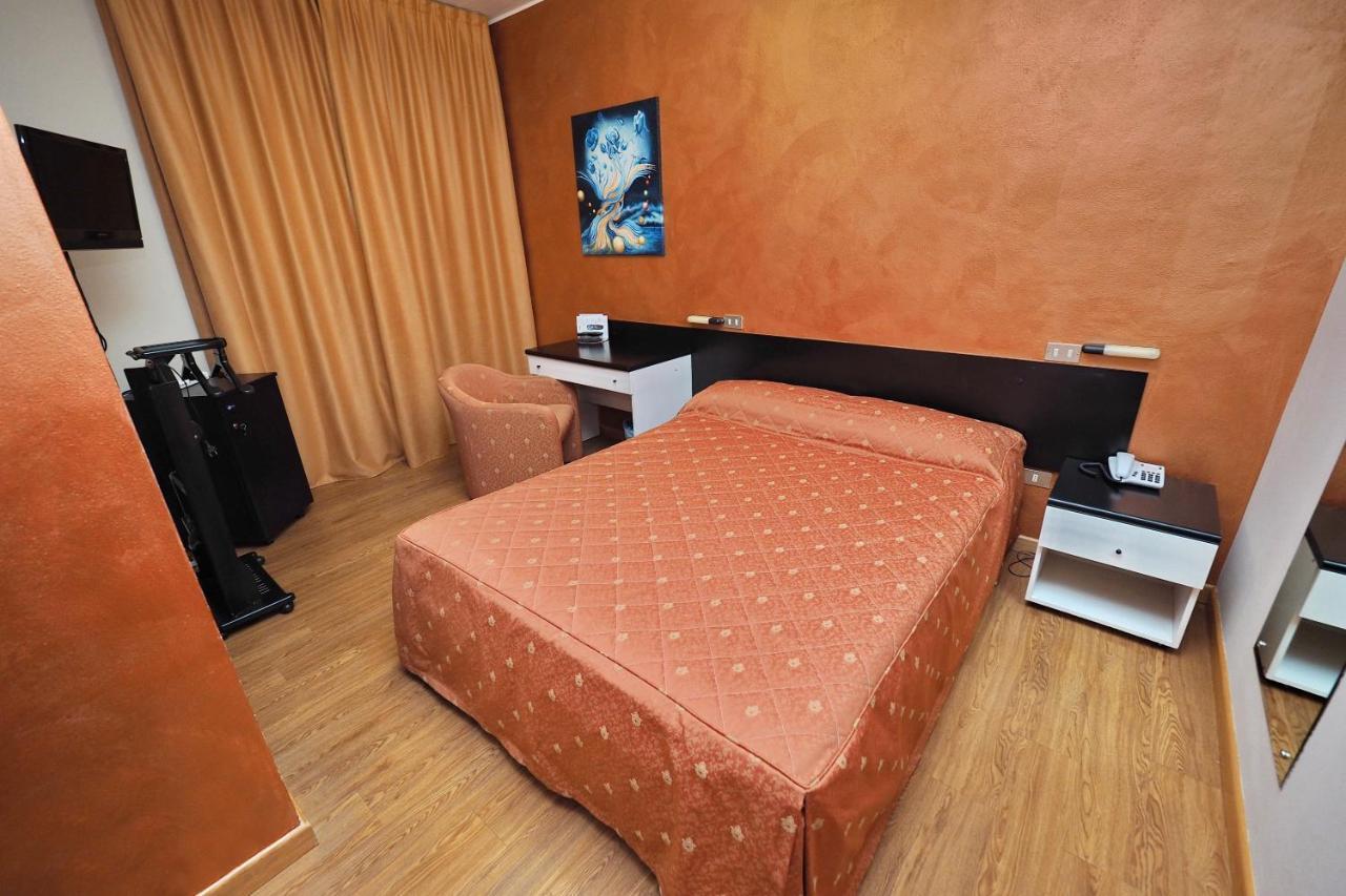 Hotel Versailles Колорно Екстер'єр фото