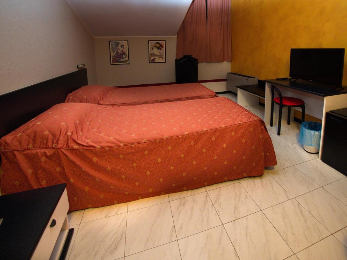 Hotel Versailles Колорно Екстер'єр фото
